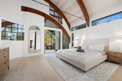 Newly Remodeled Luxury Waterfront Home on Venice Canal with Jacuzzi 鄰近Muscle Beach的酒店