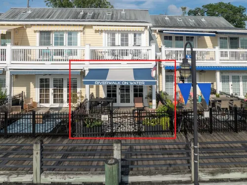 Waterfront, Sunset Views! Historic Dwtn-King Bed-Luxury with Free Parking!