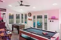 Luxury Home. Hot-tub, close to IAD & Hylton PAC.