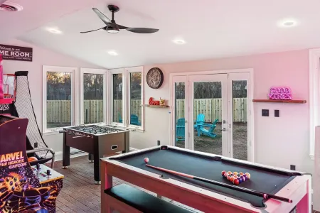 Luxury Home. Hot-tub, close to IAD & Hylton PAC.