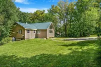 4BR/3BA ★ hot tub, sauna, billiards, A/C, & grill! Hotels near Pico Mountain Ski Resort