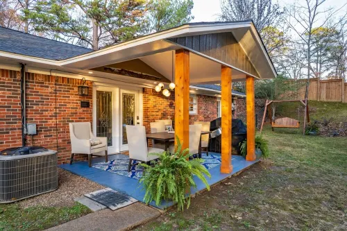 Hillside Ranch Patio with BBQ Grill Walking Distance to Campus & Square.