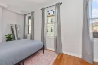 Prime OTR+fast WiFi+LUX FULL Bed+Workspace+SmartTV Hotels near University of Cincinnati