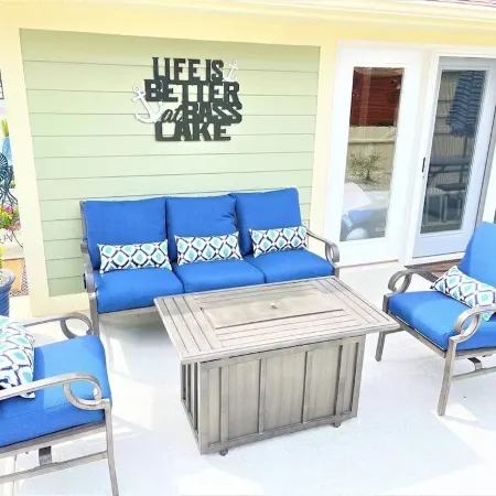 Quaint 2 bedroom cottage at Bass Lake-paddle boards, kayaks, private ramp, bikes
