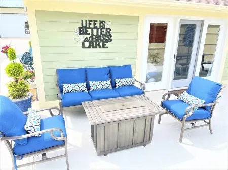 Quaint 2 bedroom cottage at Bass Lake-paddle boards, kayaks, private ramp, bikes