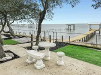 Baywatch Paradice Paradice  8 m to Beach, Private Pier, Sleeps 8 Fenced Dog Area