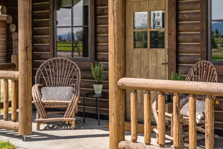 Cozy Log Cabin in the Heart of Paradise Valley, Montana