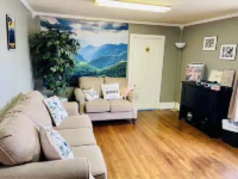 Cozy, Bright Home in Historic Downtown