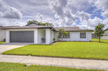 Bright & Beautiful 3/2 house close to Beaches & Fun