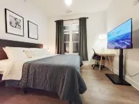 NEW Stylish Getaway Condo- 5 mil to Uptown/3 Smart TV's!