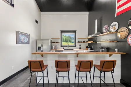 New Barndo/Kayak Launch/ 2 Private Hot Tubs Отели рядом с достопримечательностью «Daniel Boone Campground in Red River Gorge»