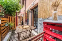 [DOWNTOWN MODENA WITH PARKING AND SMALL GARDEN] AT THE MULEIN