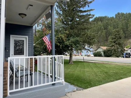 Walking distance to Downtown Historic Main Street and Outlaw Square