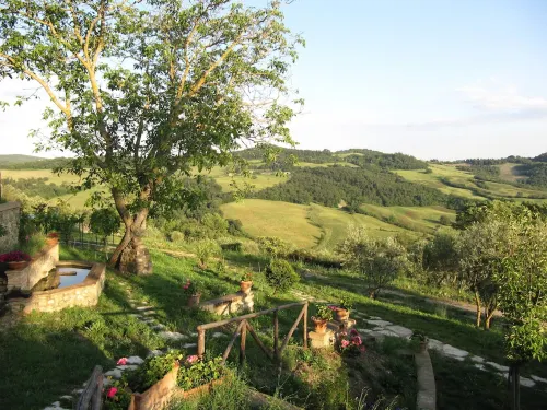 The cherry tree Podere il Giglio: Romantic apartment on the hills and swimming pool Hotels in Radicondoli