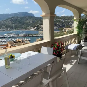 Beautiful apartment  with fantastic sea views, wi-fi and private parking