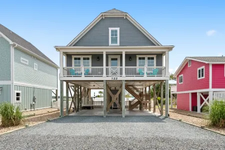 4 bedroom home with private pool. Close walk to beach and beautiful marsh views. Отели в г. Локвудс Фоли