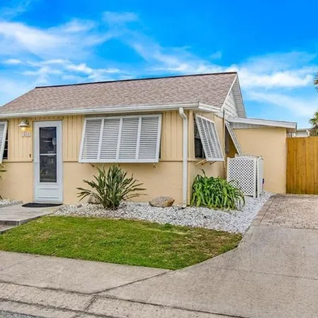 Key Lime Cottage - Updated - 1 Minute Walk to Beach & Pier