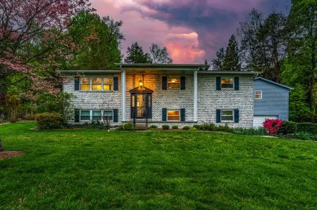 Southern Comfort Getaway: hot tub-theater-game room-fire pit-yard games Отели рядом с достопримечательностью «West Knoxville Pediatrics»