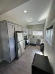2BR apt w/ laundry + parking