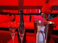 LOVE ROOM Red and black Hotels in Barr