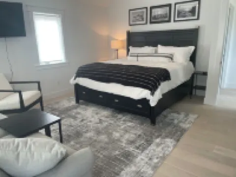 Riverwalk 100 on Pine Rivertownhome with gourmet kitchen~2 BR can sleep 8.