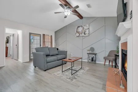 Tucked-Away Townhouse Отели рядом с достопримечательностью «Монтгомери Музеум оф Файн Артс»