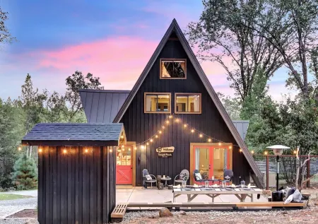 Scenic A-frame - Hot Tub, Basketball Court, Treehouse, Outdoor theater!