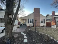 Remodeled Riverside Cottage w/sunroom, She-shed. Walk to golf, tennis, Botanica, Hotels near The Keeper of the Plains