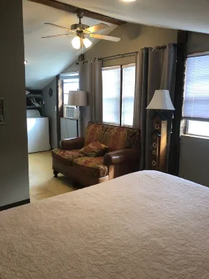 The Birdhouse...A quiet country apartment In Cosby, Tn