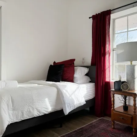 Halloween Suite / 2BD/1BA Apt in Holiday House
