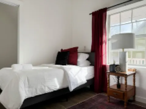 Halloween Suite / 2BD/1BA Apt in Holiday House