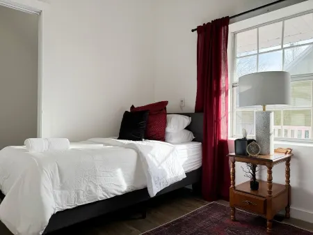 Halloween Suite / 2BD/1BA Apt in Holiday House