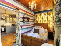 Luxury Spa Retreat with Sauna, Hot Tub & Swimming Pool in the Heart of Hudson 哈得孫酒店
