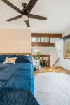 Enjoy a peaceful and relaxing stay at this cozy and charming cottage. The Garage On 25附近的飯店