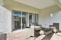 Beautiful 3 bedroom home near beaches and shopping