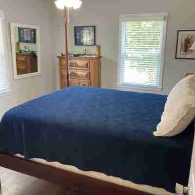 Great weekend getaway just a mile from downtown! Rooms