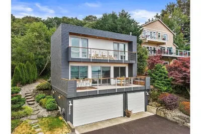 New! Modern Home w/ Spectacular Views +Hot tub