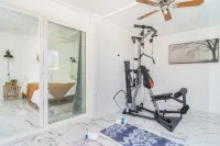 Oasis🌵in the❤️of Joshua Tree + Gym + Hot Tub + Tesla⚡️+ pond and waterfall - Gym