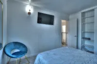 *Upgraded 3 Bedroom Condo w/ Fireplace  A/C & BBQ Hotels in der Nähe von DeVore Stadium