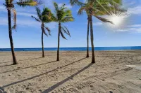 Walk to Beach w/ Salt Pool & Spa, Double King Master BR, Washer Dryer Oceanview