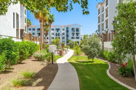 Resort Style Living in Downtown Ocotillo! Отели в г. Чендлер