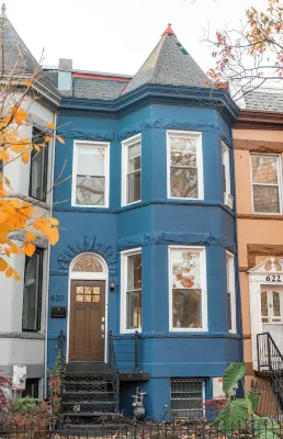 Luxury Capitol Hill 4-Br Victorian: Private Gated Parking + Modern Kitchen Hotels in Atlas District