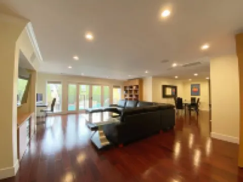 Luxury Carbon Neutral 4-Suite Home w/ Pool, Laundry キャンベルのホテル