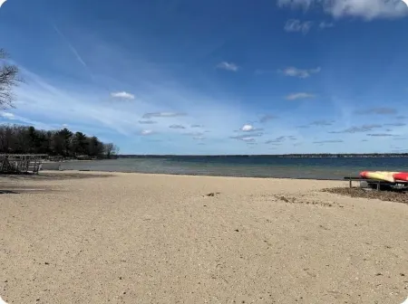 Charming 4-bedroom house with WiFi and AC in peaceful Lake City. Sleeps 12.