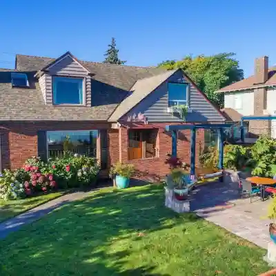 Chez ZigZag: 2 Bdrm. Full Kitchen, Water/Mtn Killer View, Sauna Hotel Exterior