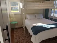 Cozy & bright getaway close to ski mountains and lake