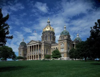 Des Moines Entire home  3 Bdms King; Queen; Twins  quiet near High Trestle Trail 웨스트뷰 공원 주변 호텔