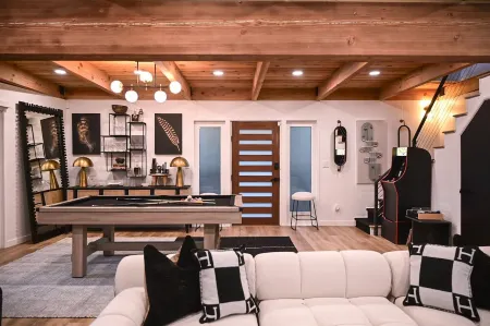 Iconic A-Frame Lake+Forest Views @trinityaframela Отели рядом с достопримечательностью «Lollipop Park»