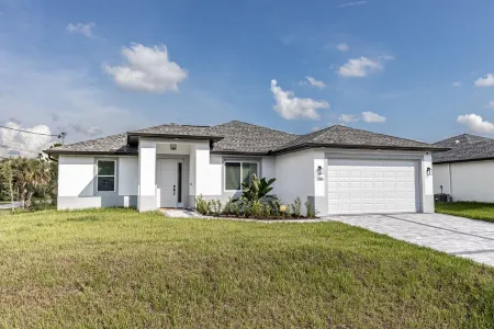 Brand New Home near Warm Mineral Springs Отели в г. Норт-Порт