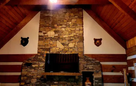 AUTHENTIC LAKEFRONT LOG CABIN-SLEEPS 10.  PRIVATE DOCK.  FIREPIT.